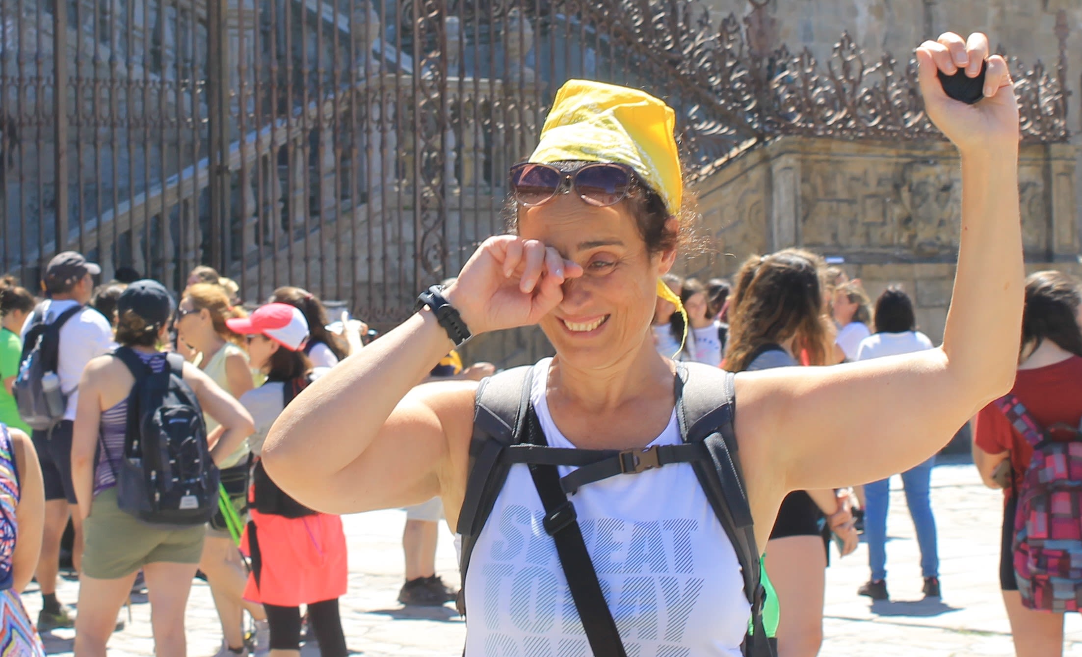 Camminatrice davanti alla cattedrale, meta del Cammino di Santiago